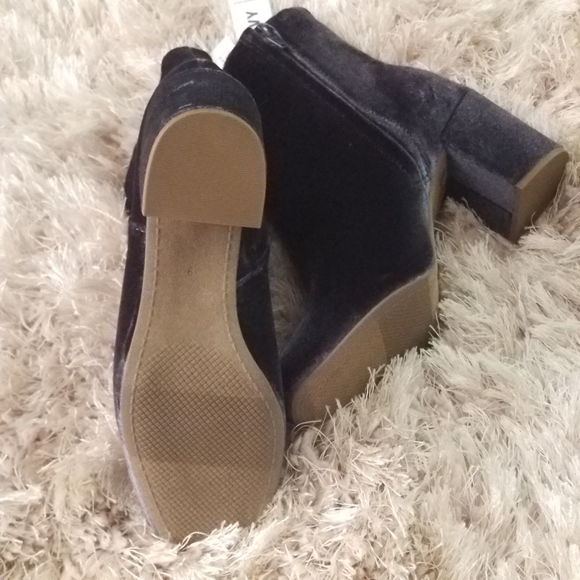 NWT Shoes - Picture 2 of 3